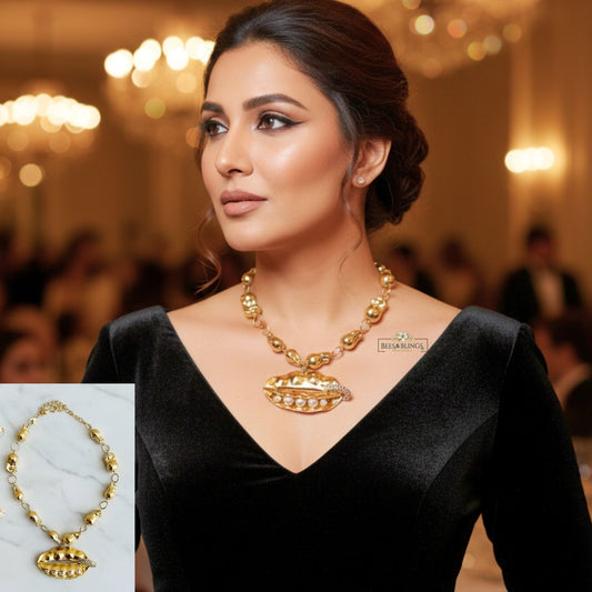 golden-lips-statement-necklace