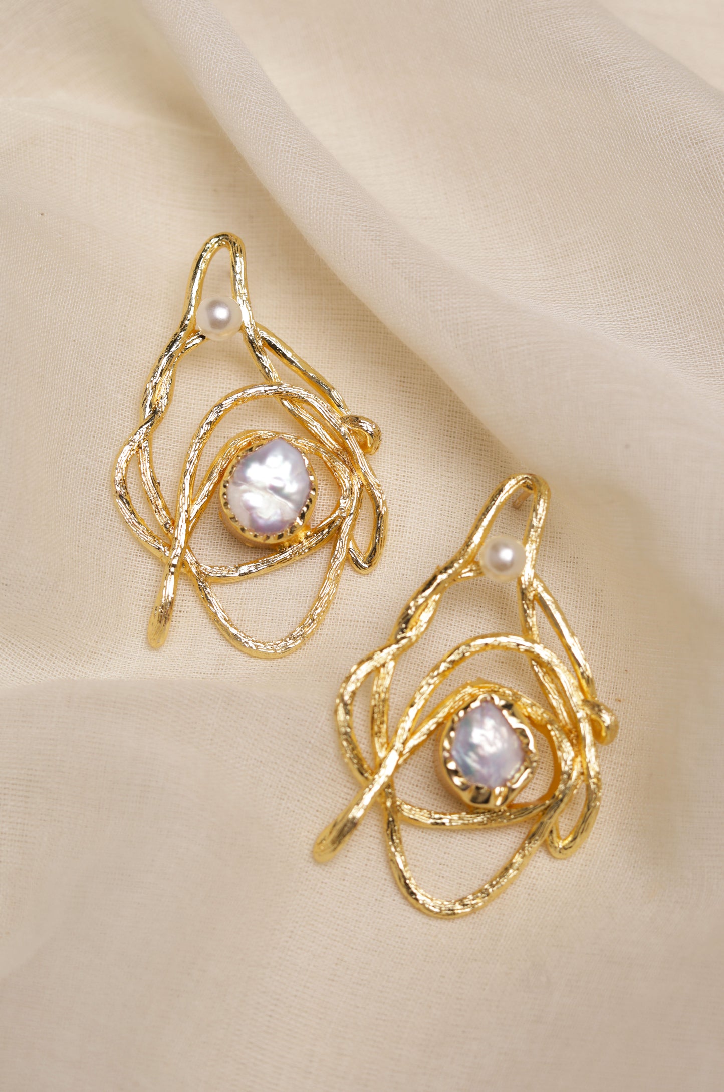 golden-pearl-Casual-earrings