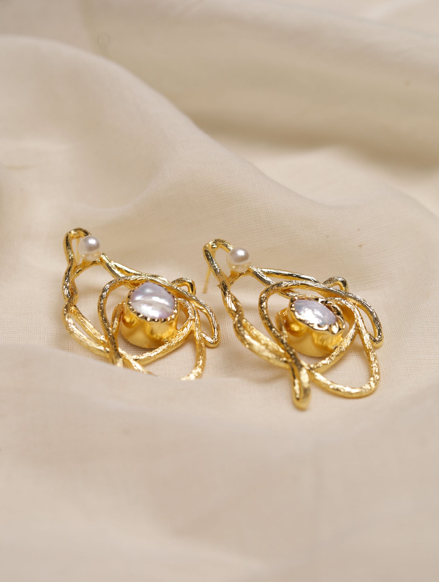 golden-pearl-Casual-earrings