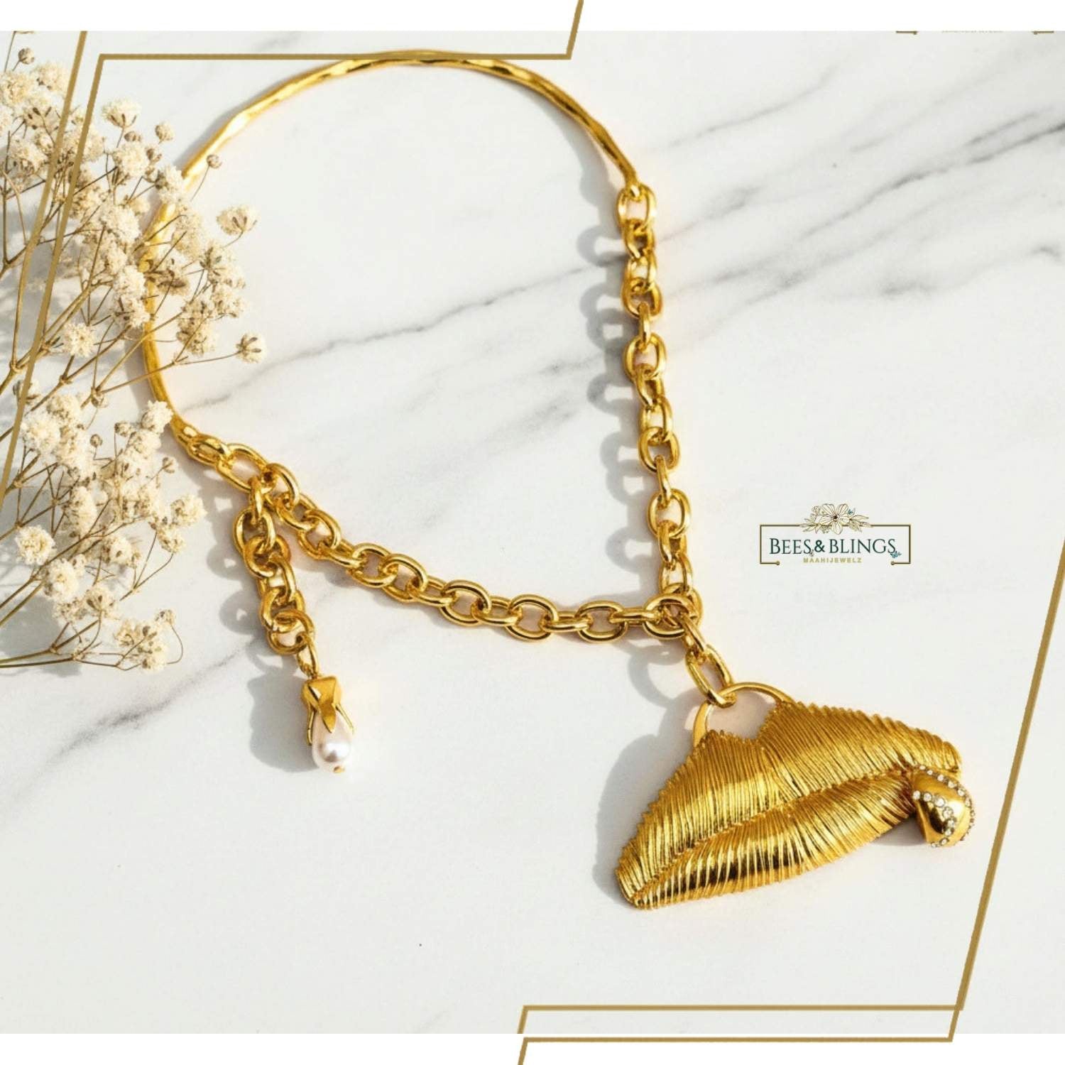 golden_lips_statement_necklace