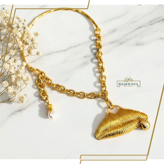 golden_lips_statement_necklace